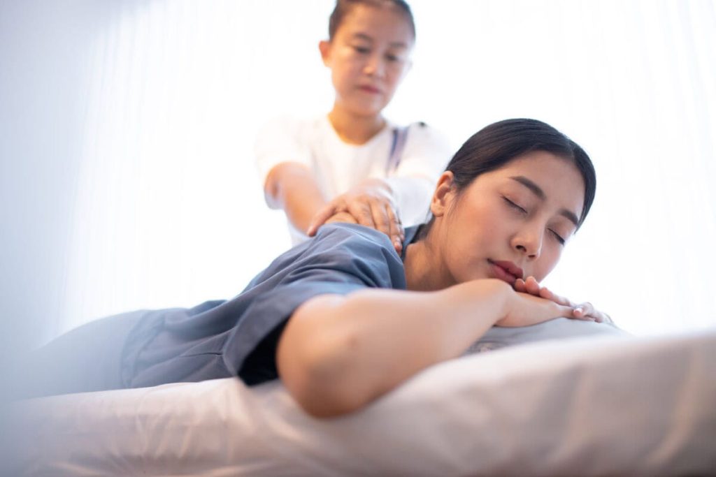 Asian-woman-having-a-Thai-massage